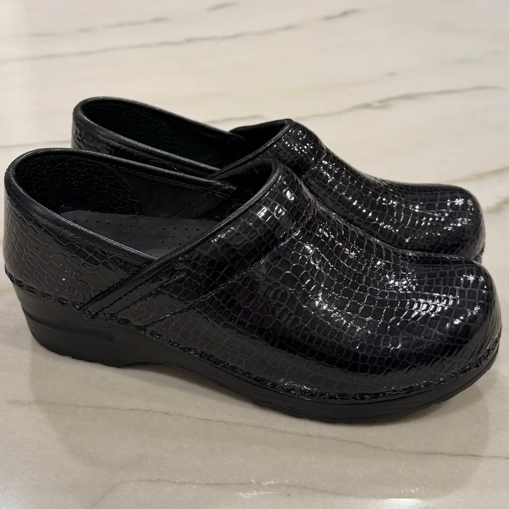 Sanita Clogs Womens Size 37 US 6.5 Black Patent Croc Embossed Professional - Picture 2 of 7